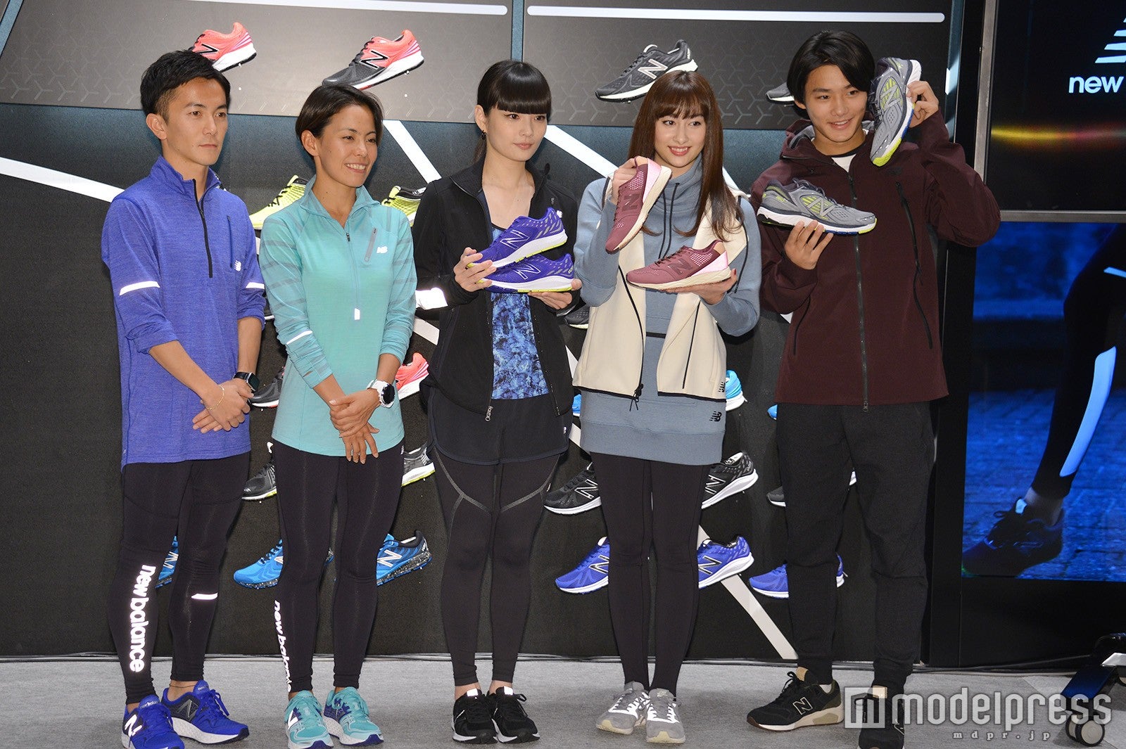 （左から）マラソンの五ヶ谷宏司選手、トライアスロンの上田藍選手、秋元梢、早見あかり、野村周平 （C）モデルプレス