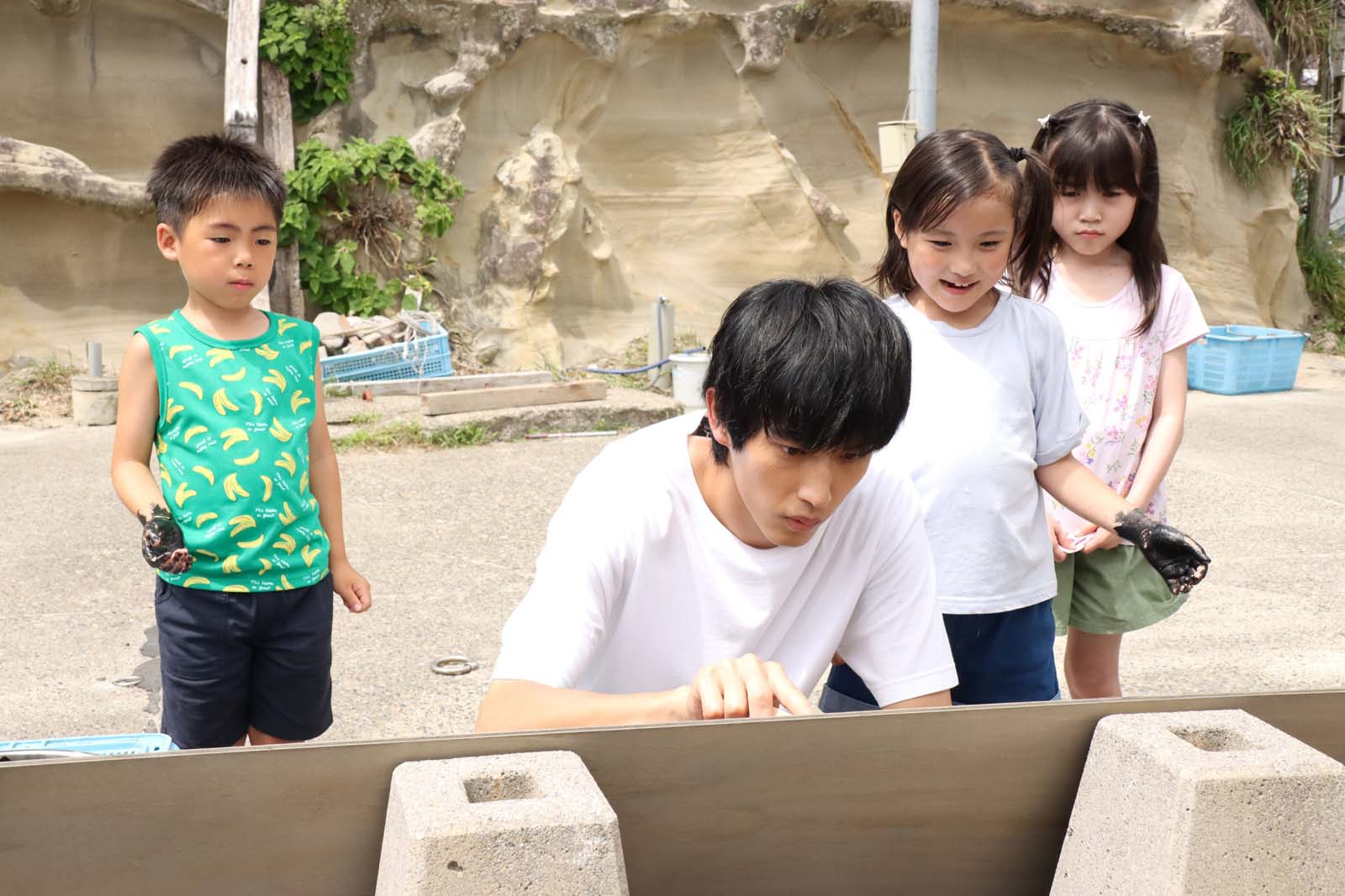 （左から）加藤叶和、杉野遥亮、宮崎莉里沙、寺田藍月「ばらかもん」第4話より（C）フジテレビ