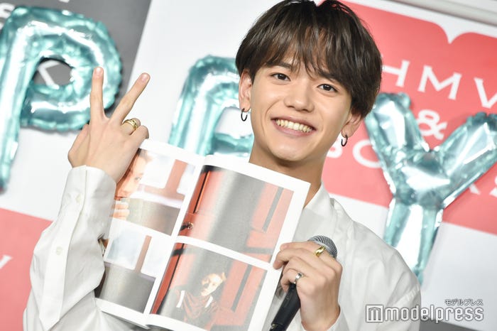 八木勇征のお気に入りカットを選んで見せたものの、自分がカメラアピールしてしまう中島颯太(C)モデルプレス