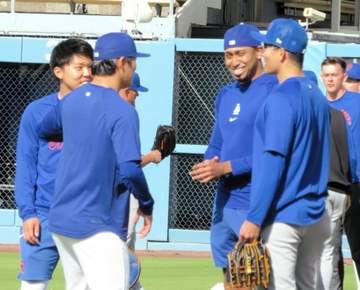 山本由伸が千賀滉大＆ディアスとロングトーク ド軍＆メッツの選手たちが旧交温める クローザーは古巣の主力選手たちとも