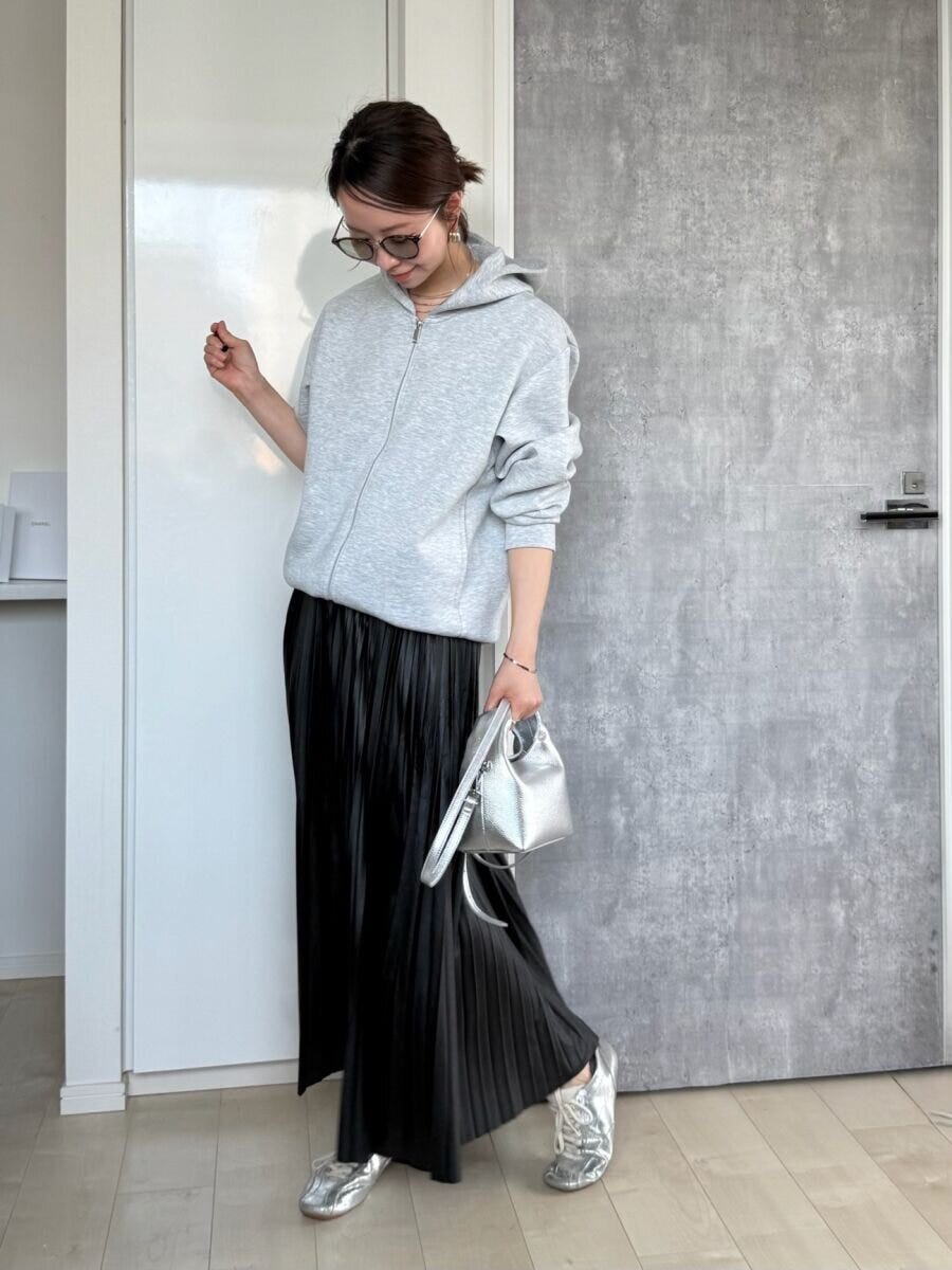 GU　パフスウェットフルジップパーカ　レザースカートきれいめコーデ