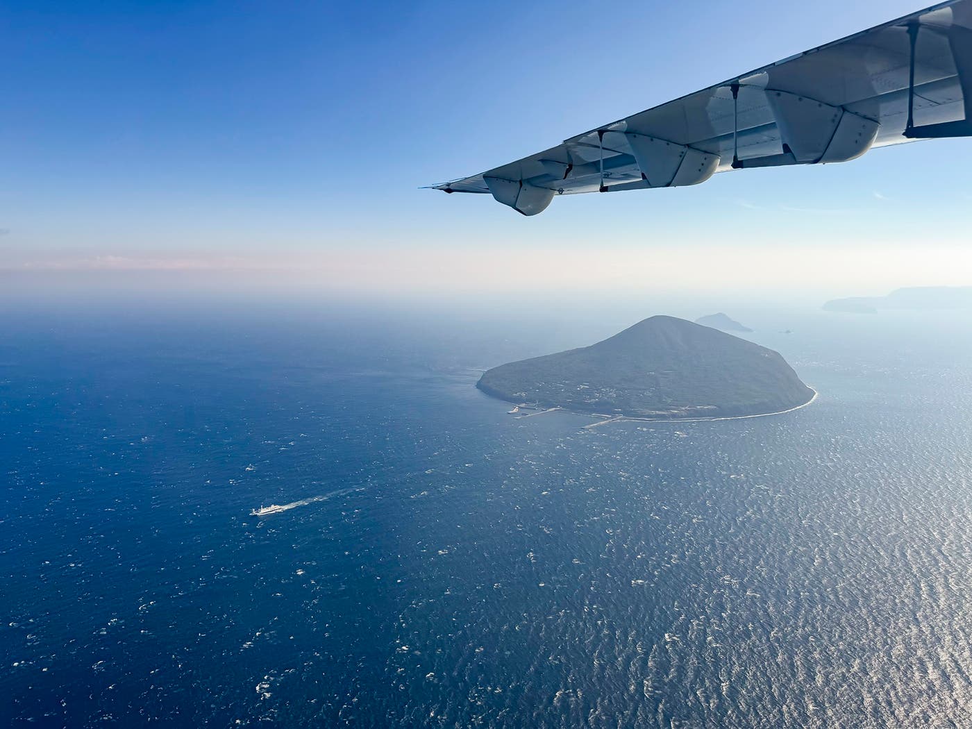 上空から見た利島(提供写真)