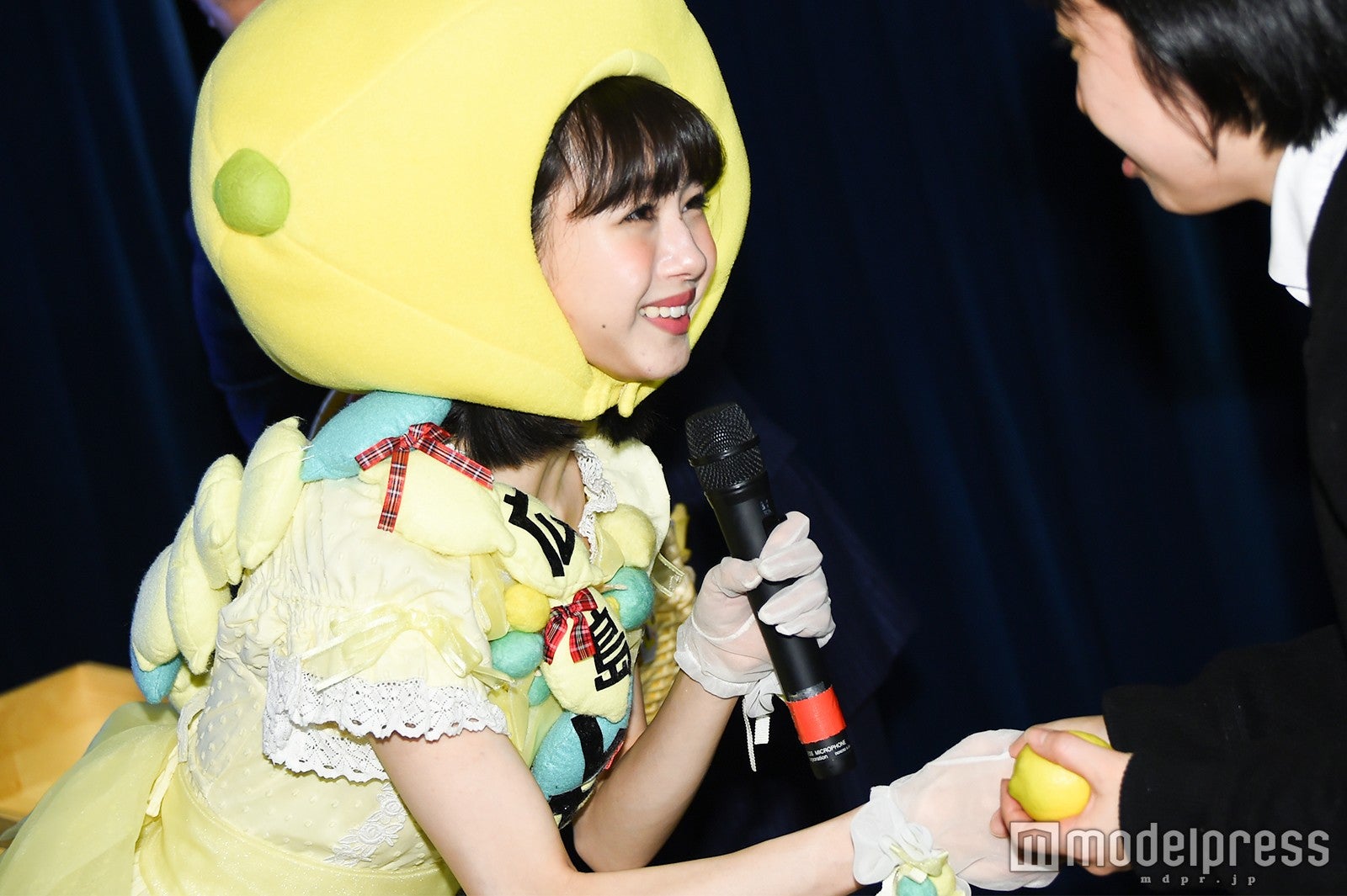 ファンと交流する市川美織 （C）モデルプレス