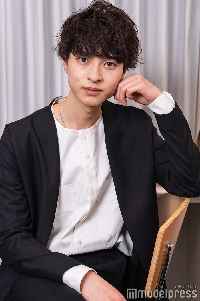 新納侃さん(C)モデルプレス