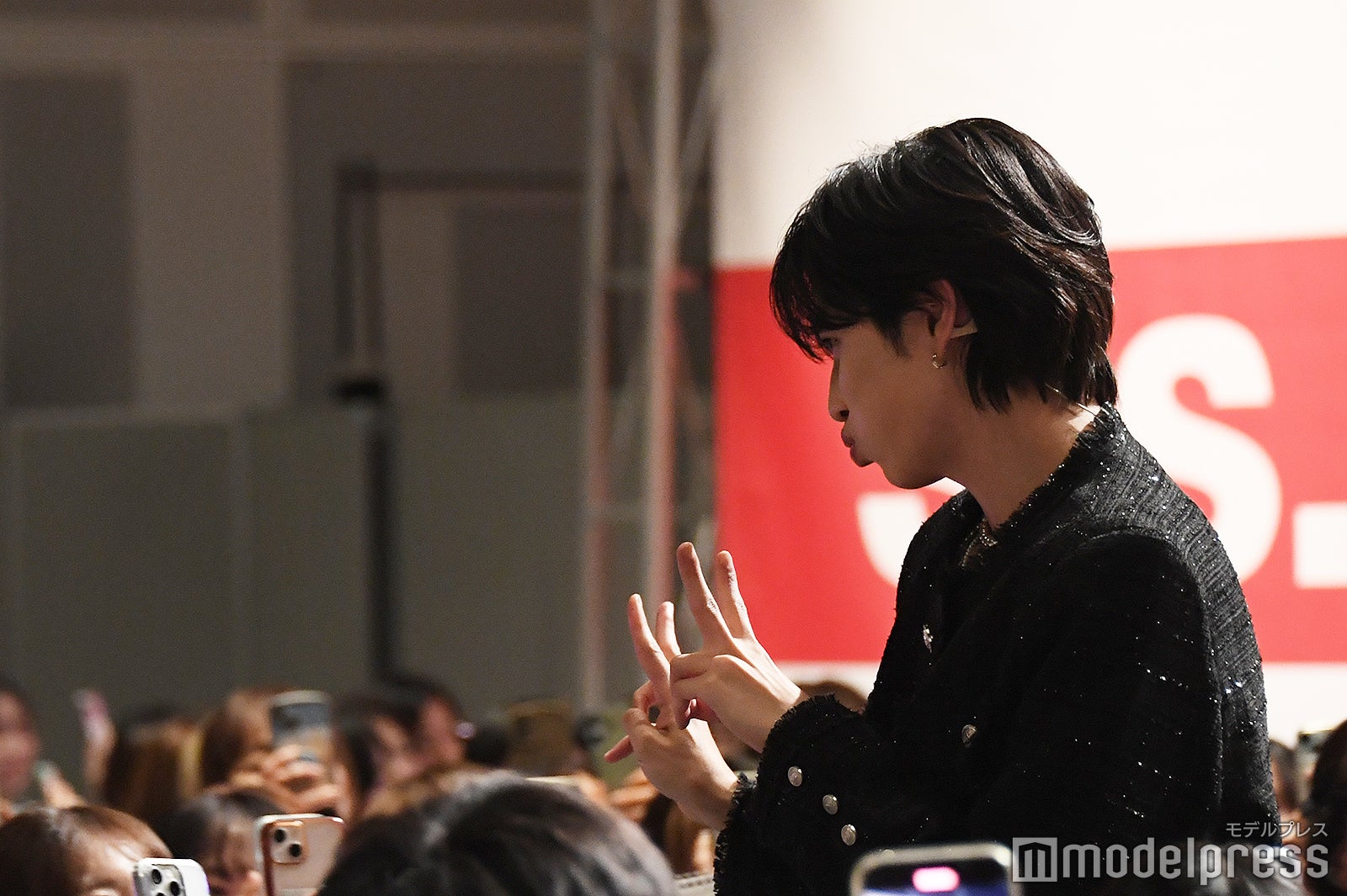 ファンと至近距離で撮影タイムに応じる志尊淳（C）モデルプレス