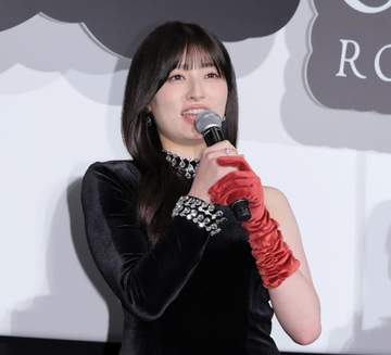 吉川愛 艶やかな後ろ姿にドキッ！ ワンショルダー黒ドレスで会場魅了 愛犬との運命的な出会い明かす「サイトで見つけて」