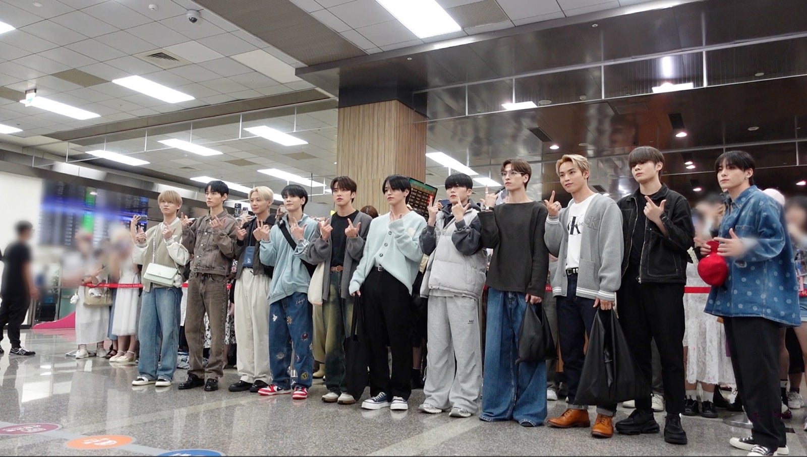 JO1／台北松⼭空港での様⼦（C）LAPONE Entertainment