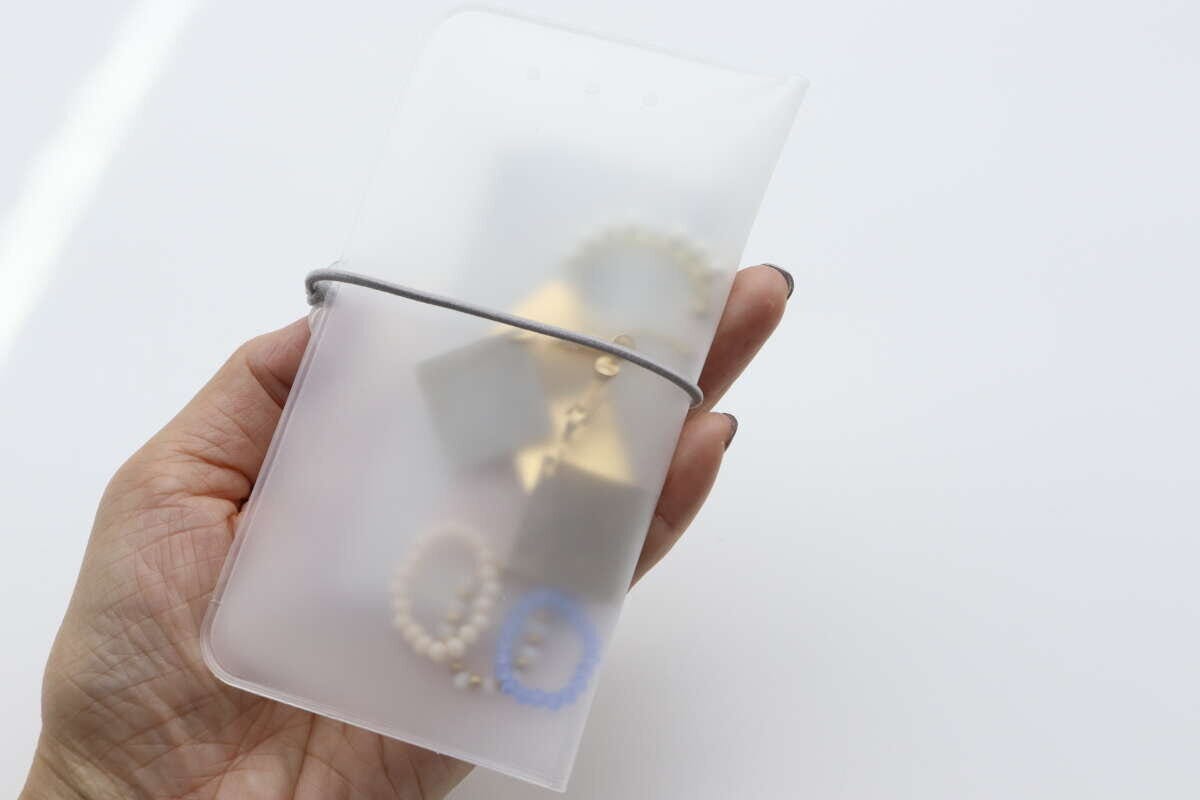 ダイソーのコンパクトになるくるっとまとまるフラットポーチ（fun