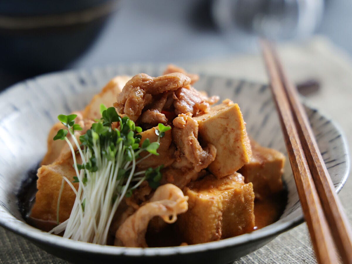 ブロッコリースプラウトが添えられた韓国風厚揚げ肉豆腐の完成品