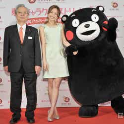 (中央から)優木まおみ、くまモン