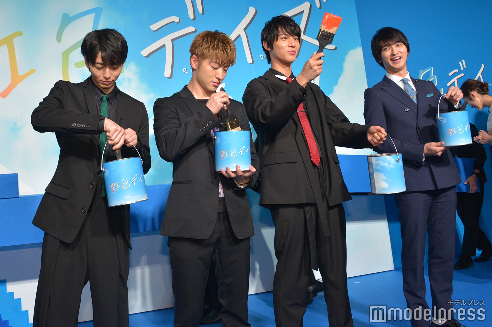 ペンキで“虹入れ”に挑戦 （C）モデルプレス