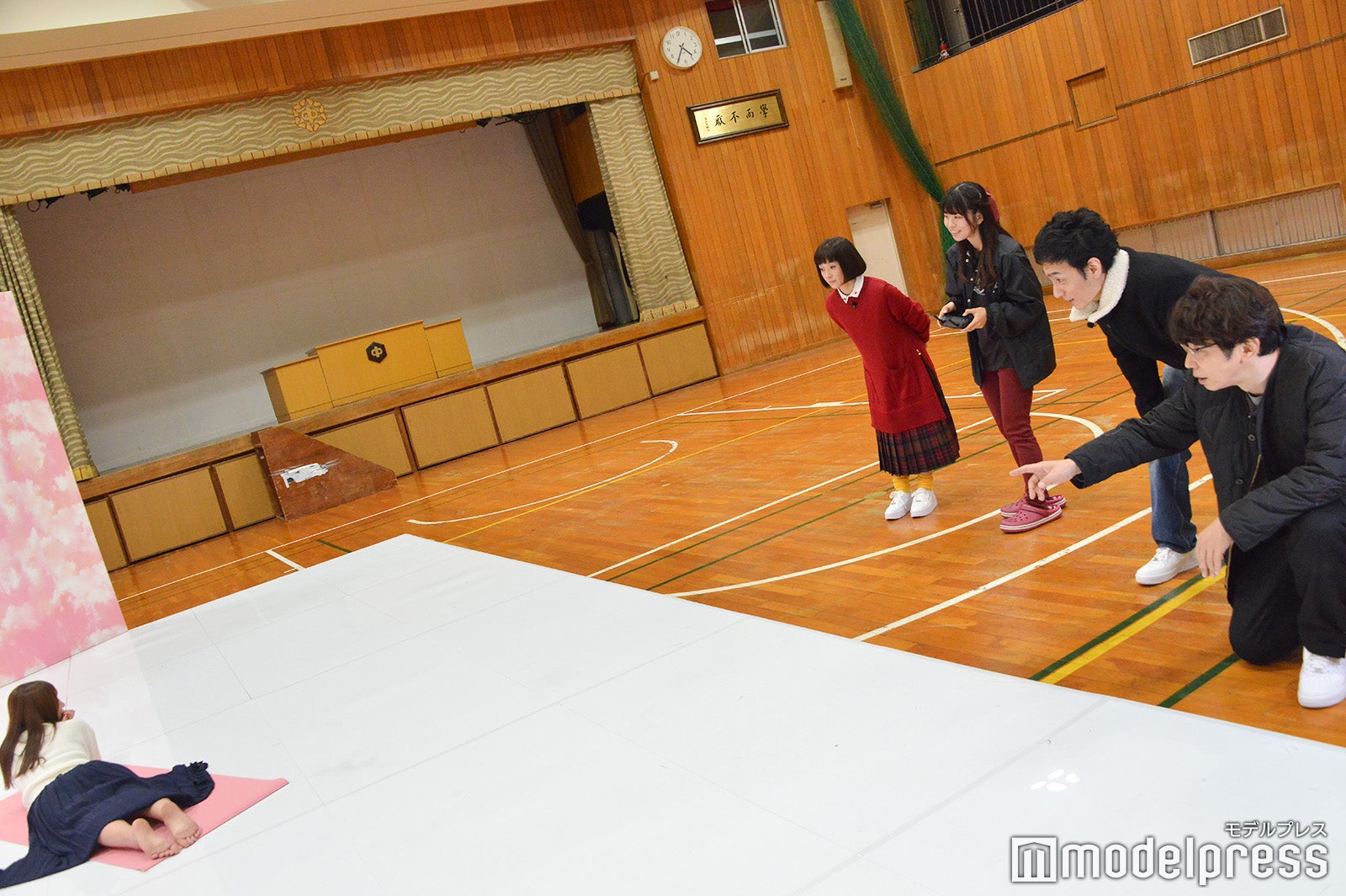 ドローンの風で美女の水着の色を確認せよ！お色気企画も健在 （C）モデルプレス