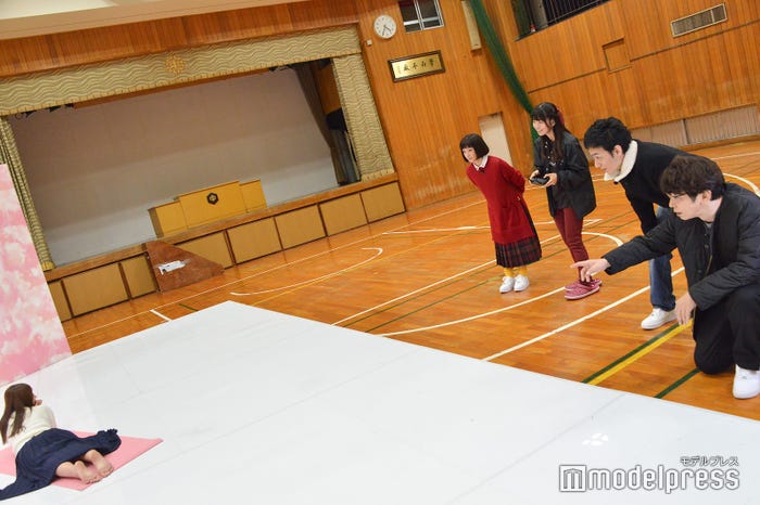 ドローンの風で美女の水着の色を確認せよ!お色気企画も健在 (C)モデルプレス