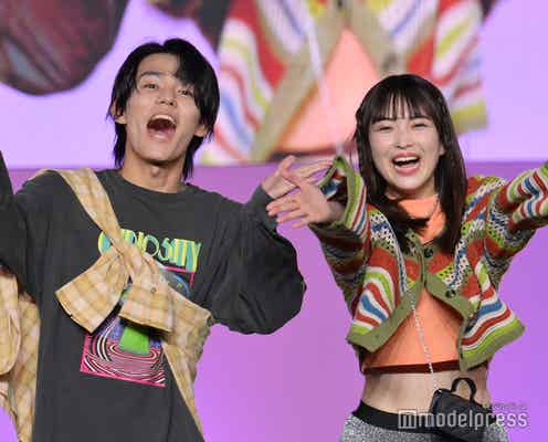 茅島みずき&日向亘、投げキッスに歓声飛ぶ 笑顔溢れるランウェイ<Seventeen夏の学園祭2023>