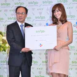 認定書を受け取る優木まおみ