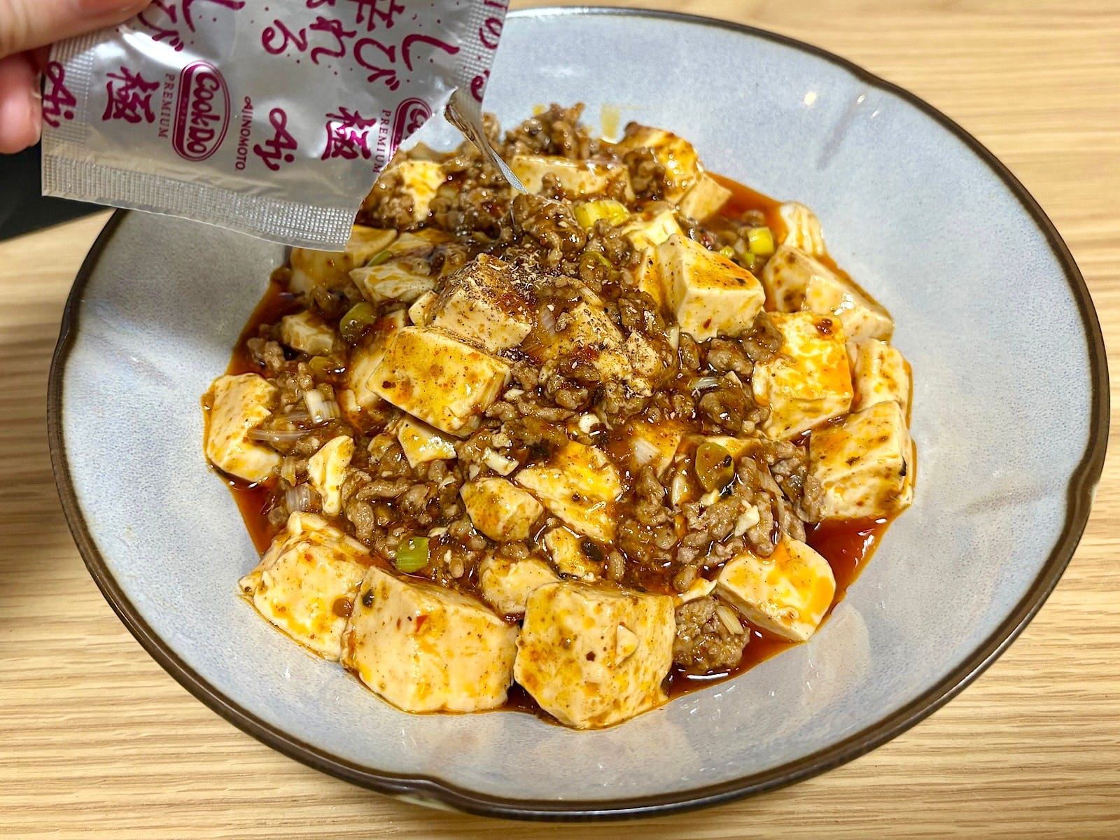 用意した豆腐、ひき肉、長ネギを炒めて「Cook Do」と混ぜ合わせて出来上がり