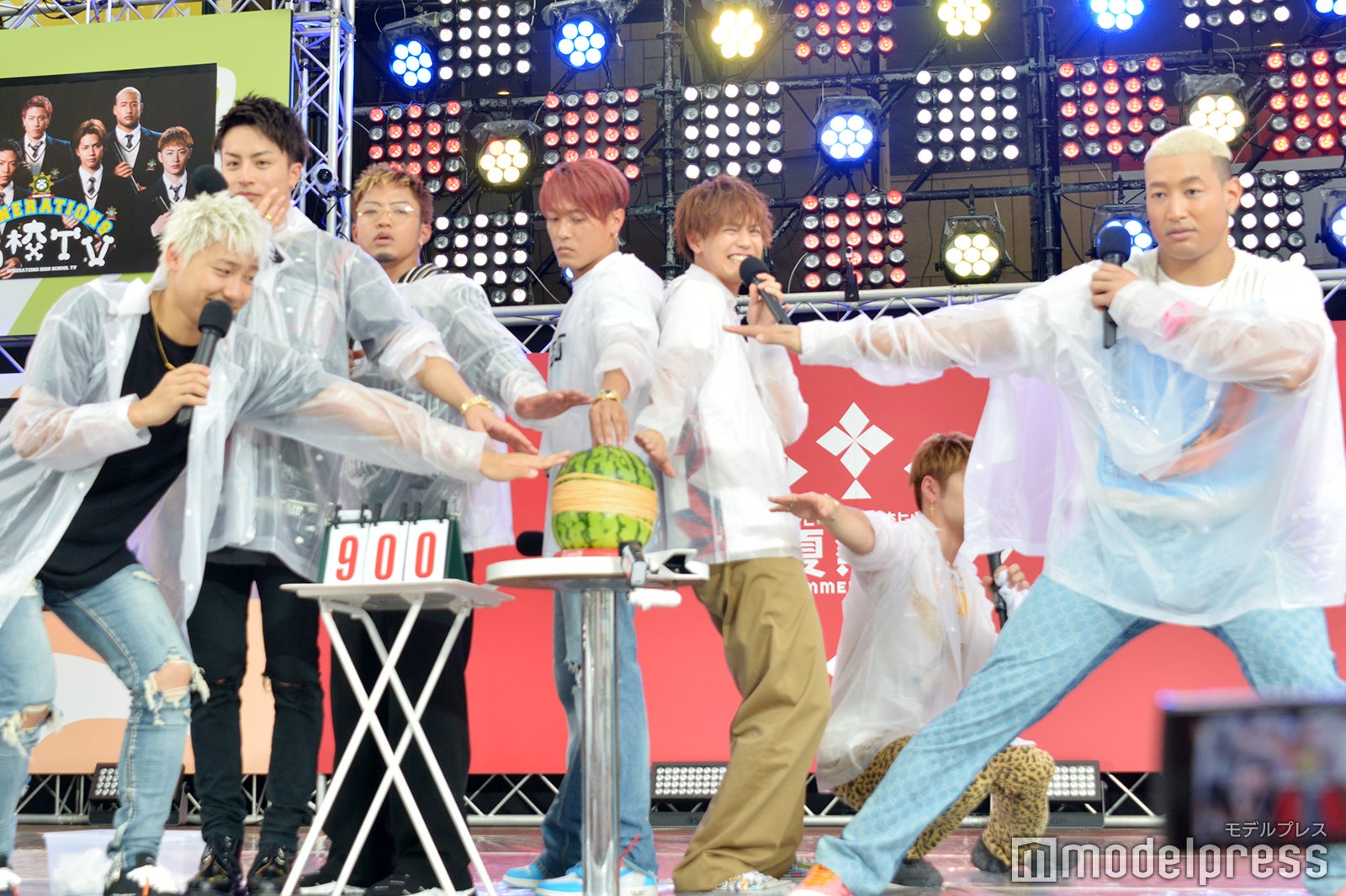 900本で記念撮影 （C）モデルプレス