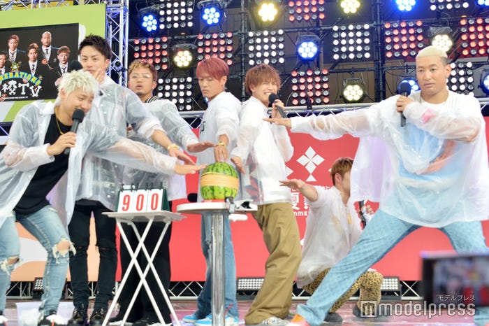 900本で記念撮影 (C)モデルプレス