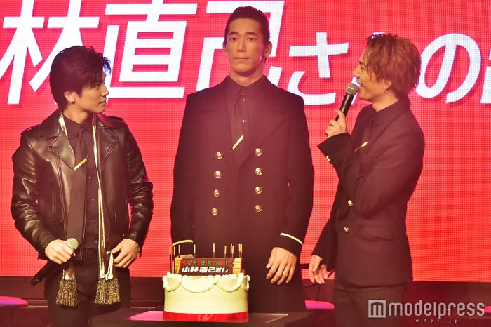 (左から)岩田剛典、カメラに向かって驚きの表情を見せる小林直己、登坂広臣 (C)モデルプレス
