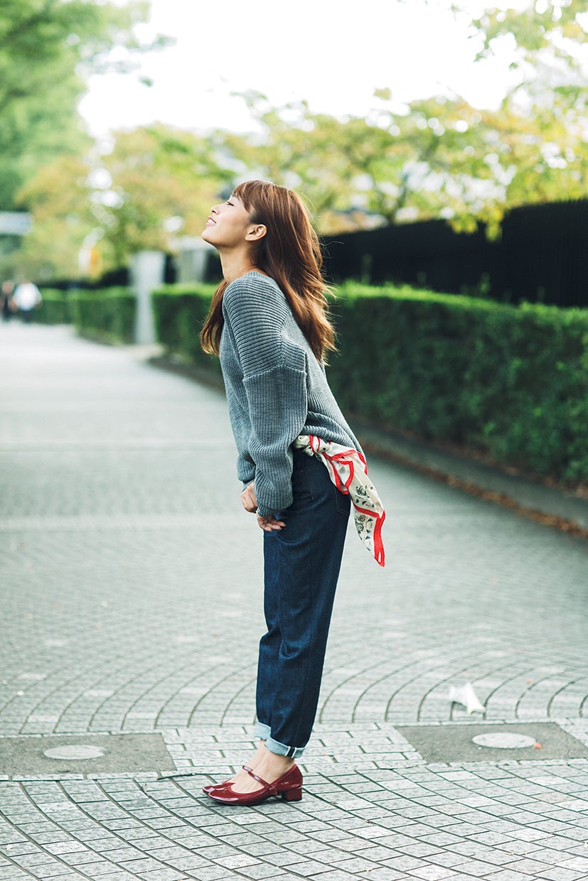 ボリュームニットの“甘コーデ”（画像提供：セブン＆アイ出版）