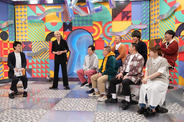 (左から)粗品、ラウール、せいや、松尾駿、岡部大、長田庄平、秋山寛貴、丸山礼、菊田竜大(C)フジテレビ