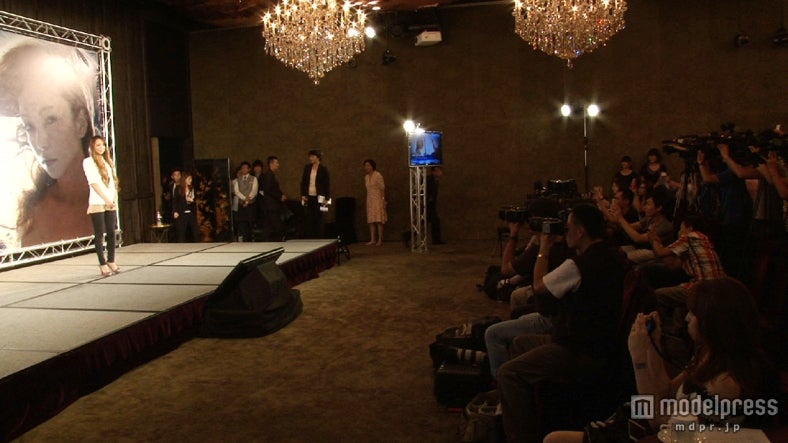 安室奈美恵（右）／台湾での記者会見の模様