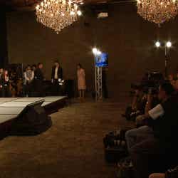 安室奈美恵(右)/台湾での記者会見の模様