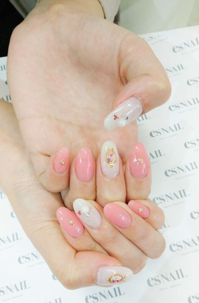 ピンクと白の相性が◎！／画像提供：esNAIL