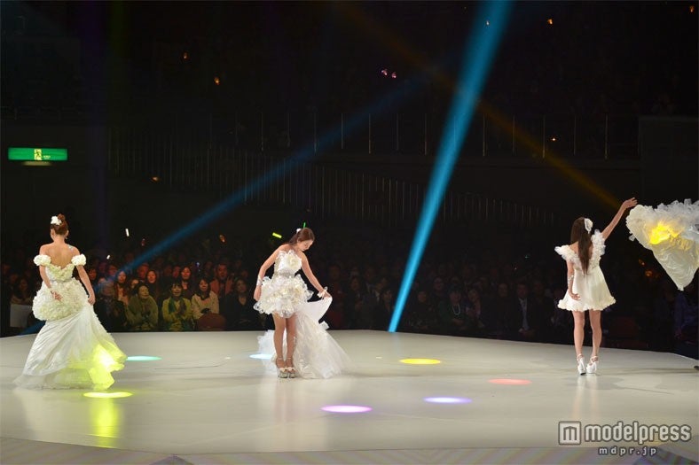 早変わりに歓声が上がる