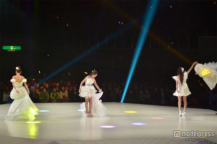 早変わりに歓声が上がる