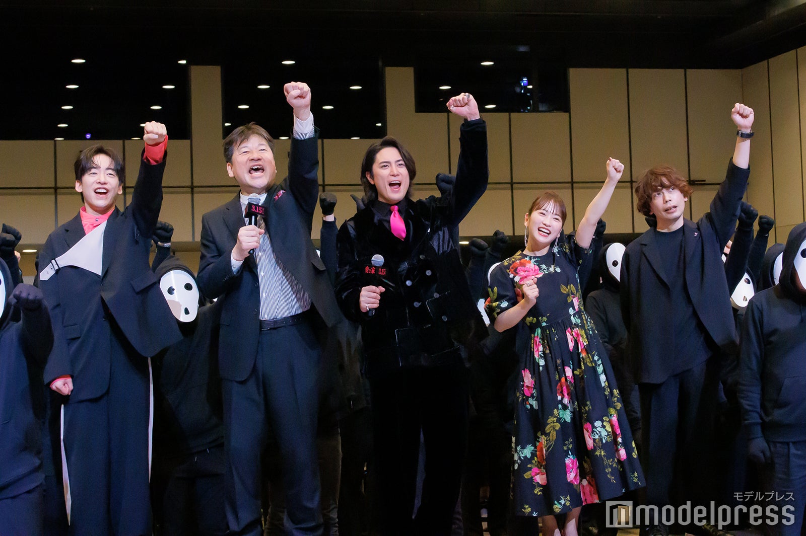 （左から）DJ松永、佐藤二朗、間宮祥太朗、川栄李奈、石川淳一監督（C）モデルプレス