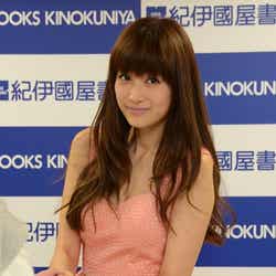 ファンと握手するヨンア