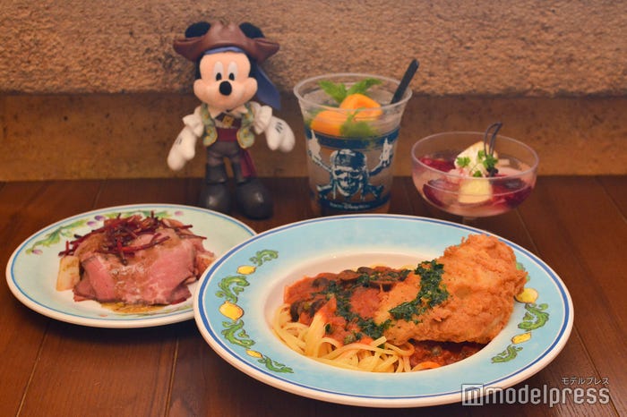 「カフェ・ポルトフィーノ」スペシャルセット¥1,880+プラス\310でソフトドリンクをアルコールドリンクに変更可/写真はスパークリングカクテル(ラム&マンゴーシャーベット)単品¥680※ぬいぐるみバッジは別売り(C)モデルプレス(C)Disney