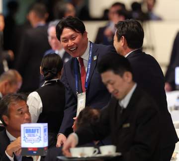 広島 新井監督が満面の笑みで中日フロントマンと握手 会場で見せた絆 山里の一本釣り成功で「うれしい」