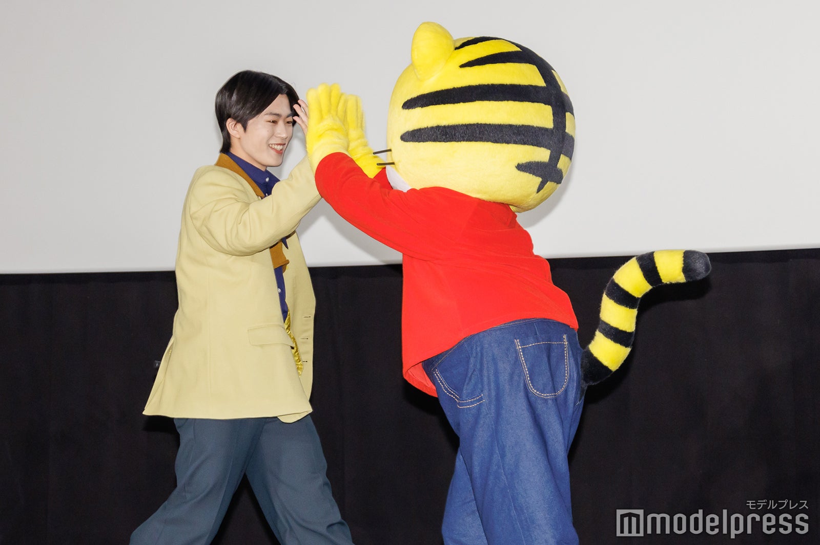 ハイタッチする木全翔也＆しまじろう（C）モデルプレス