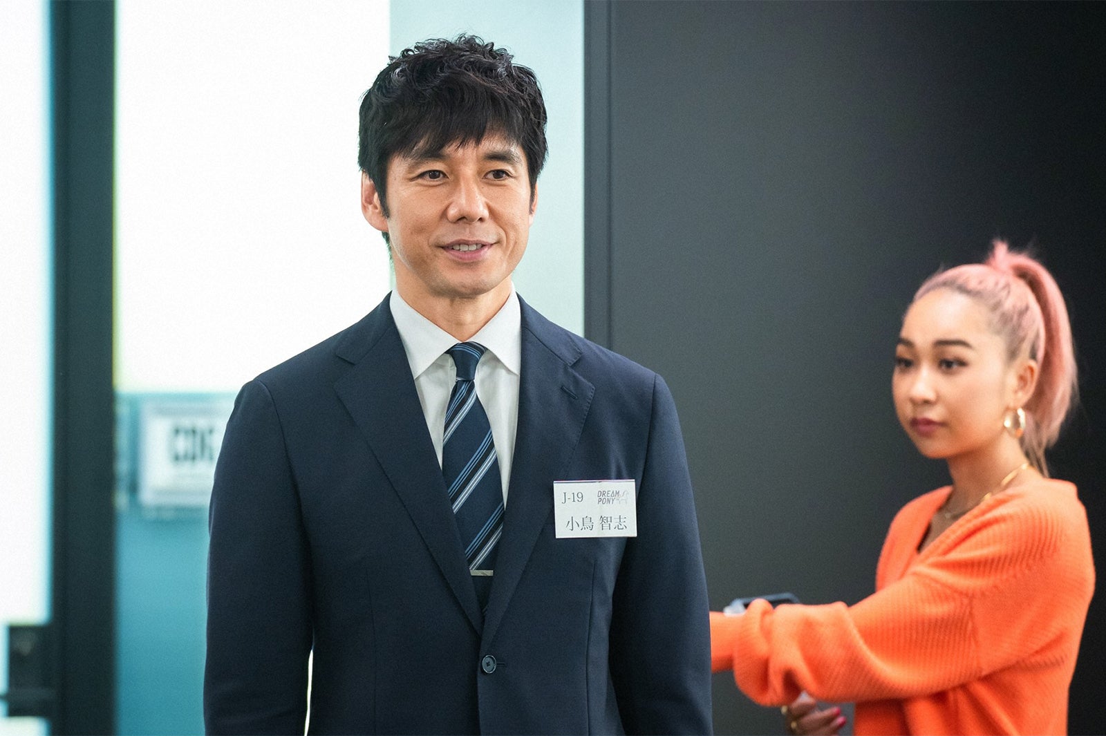 西島秀俊、青山テルマ／「ユニコーンに乗って」第1話より（C）TBS／撮影：加藤春日