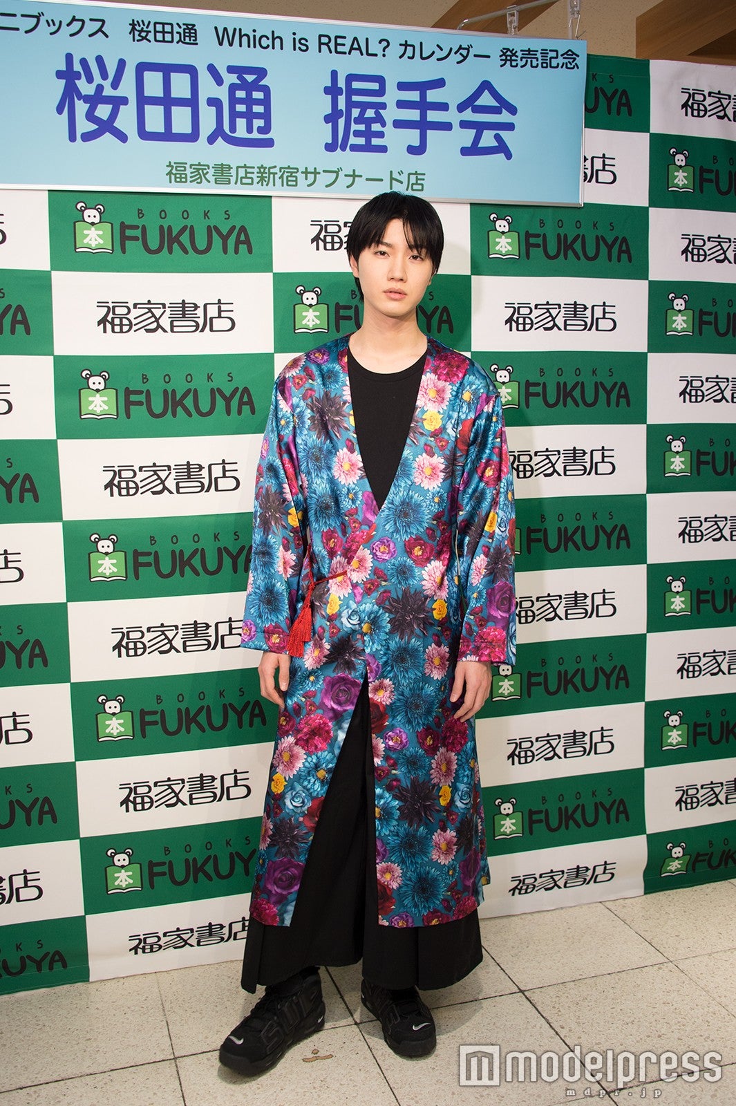 カレンダー内「7月」の撮影で使った“世界で一着”の衣装。花柄は同作の撮影を手掛けたカメラマン鈴木さゆり氏の写真をプリントしたもの（C）モデルプレス