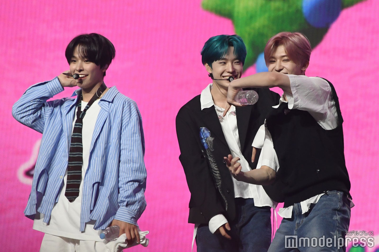 NCT WISH、初「KCON」 シオンのバースデー当日をお祝い「シズニ