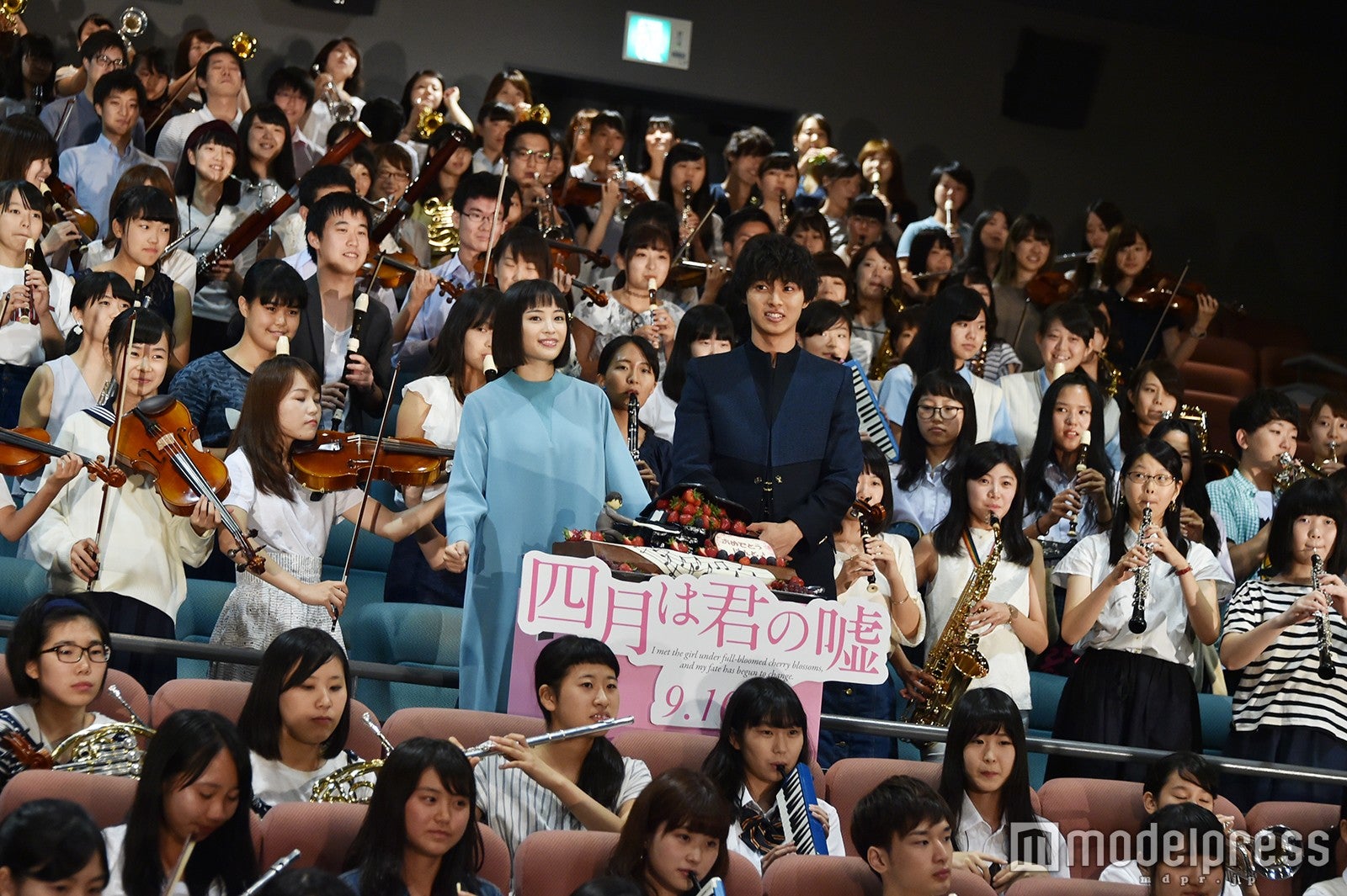 （左から）広瀬すず、山崎賢人（C）モデルプレス