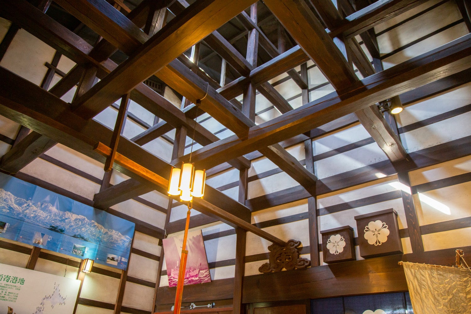 オイの間の吹き抜けの木組みはなんとも豪勢なつくり！／提供画像