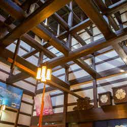 オイの間の吹き抜けの木組みはなんとも豪勢なつくり!/提供画像