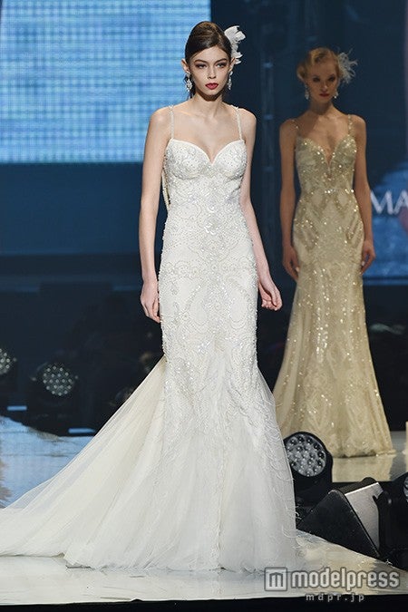 デコルテラインが美しいドレス／「マグノリア ホワイト」のステージの様子