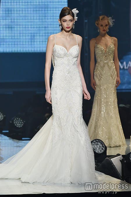 デコルテラインが美しいドレス/「マグノリア ホワイト」のステージの様子