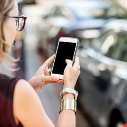 スマホのせいでぽっこりお腹に!?ダイエットの大敵「巻き肩」って?