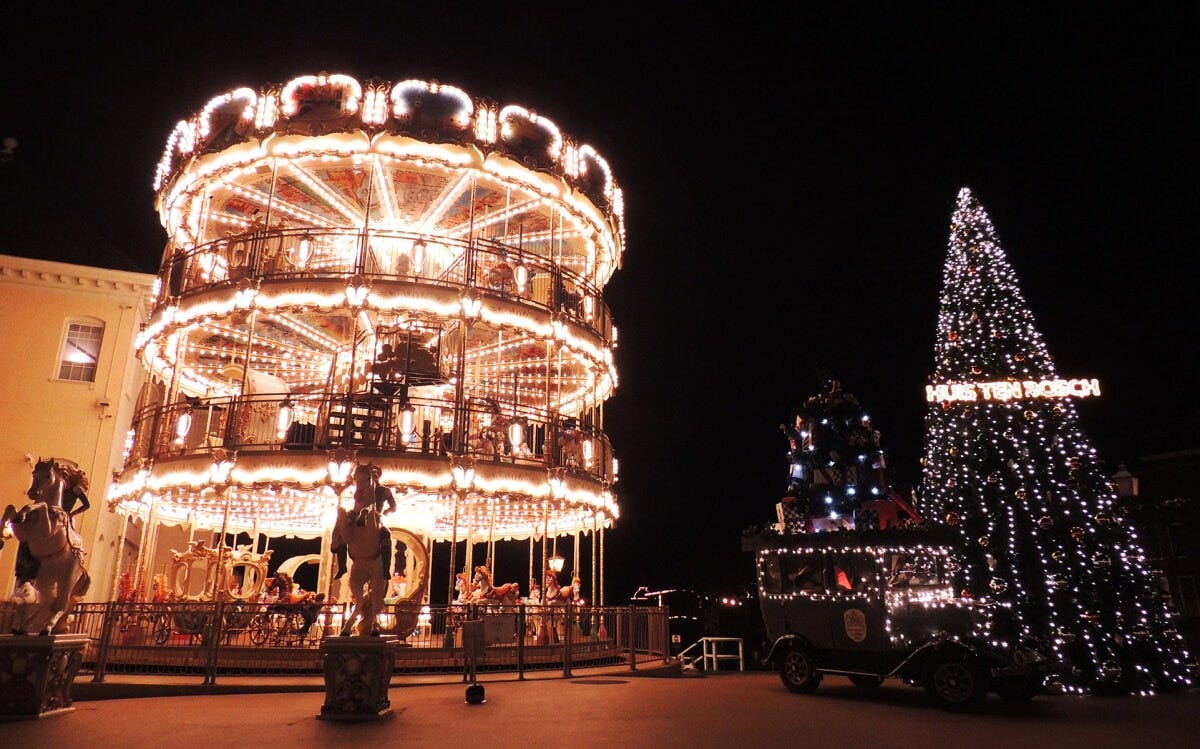 スカイカルーセルは世界最大級の高さで15メートルあります。そばにはクリスマスツリーも