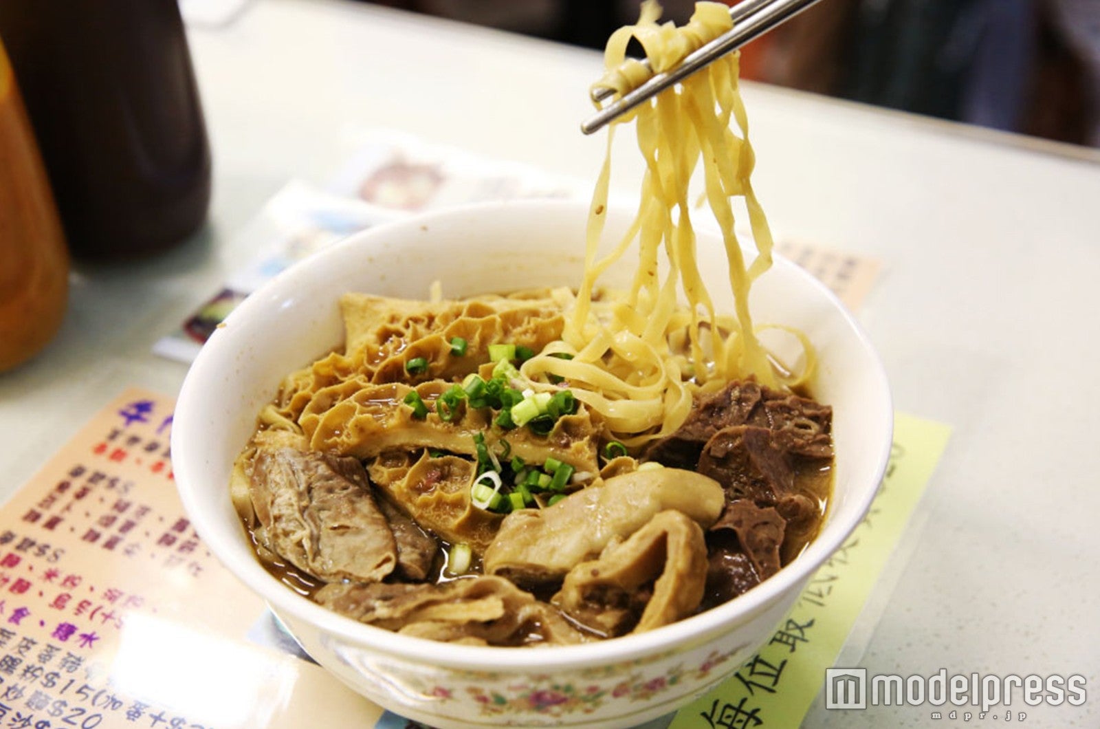 新鮮なホルモンだから味わえる大胆な食感が病みつきになるかも！牛モツ煮込み麺＄33（C）モデルプレス