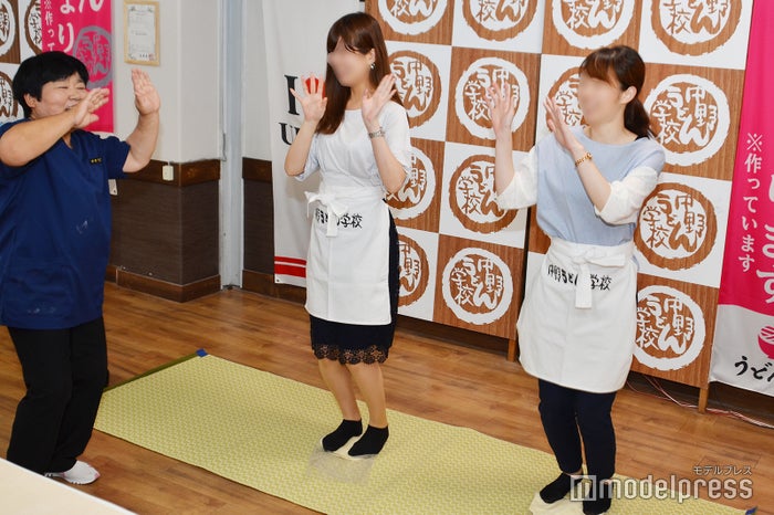 まっちゃん選曲のBGMに合わせて踊るうどん作り体験(C)モデルプレス