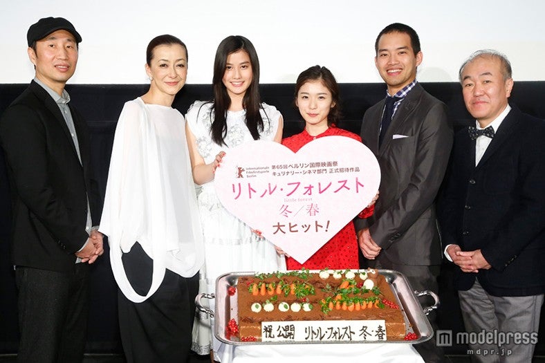 映画『リトル・フォレスト 冬・春』初日舞台挨拶（左から）森淳一監督、桐島かれん、橋本愛、松岡茉優、三浦貴大、温水洋一