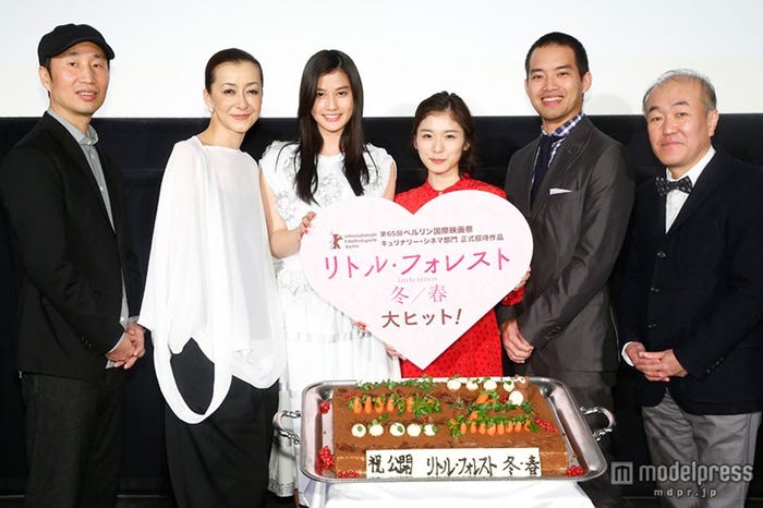 映画『リトル・フォレスト 冬・春』初日舞台挨拶(左から)森淳一監督、桐島かれん、橋本愛、松岡茉優、三浦貴大、温水洋一