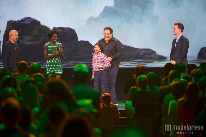 スタンディングオベーションに驚くニール・セシ(中央)/(C)Disney